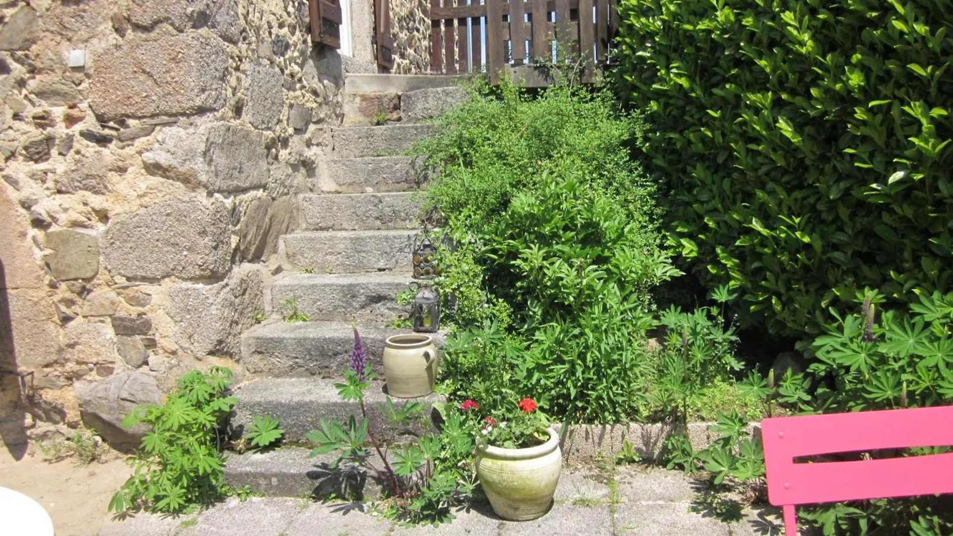 Maison Familiale Avec Jardin Clos, Cheminee, Animaux Acceptes Et Internet A Ferrieres-Sur-Sichon - Fr-1-489-552