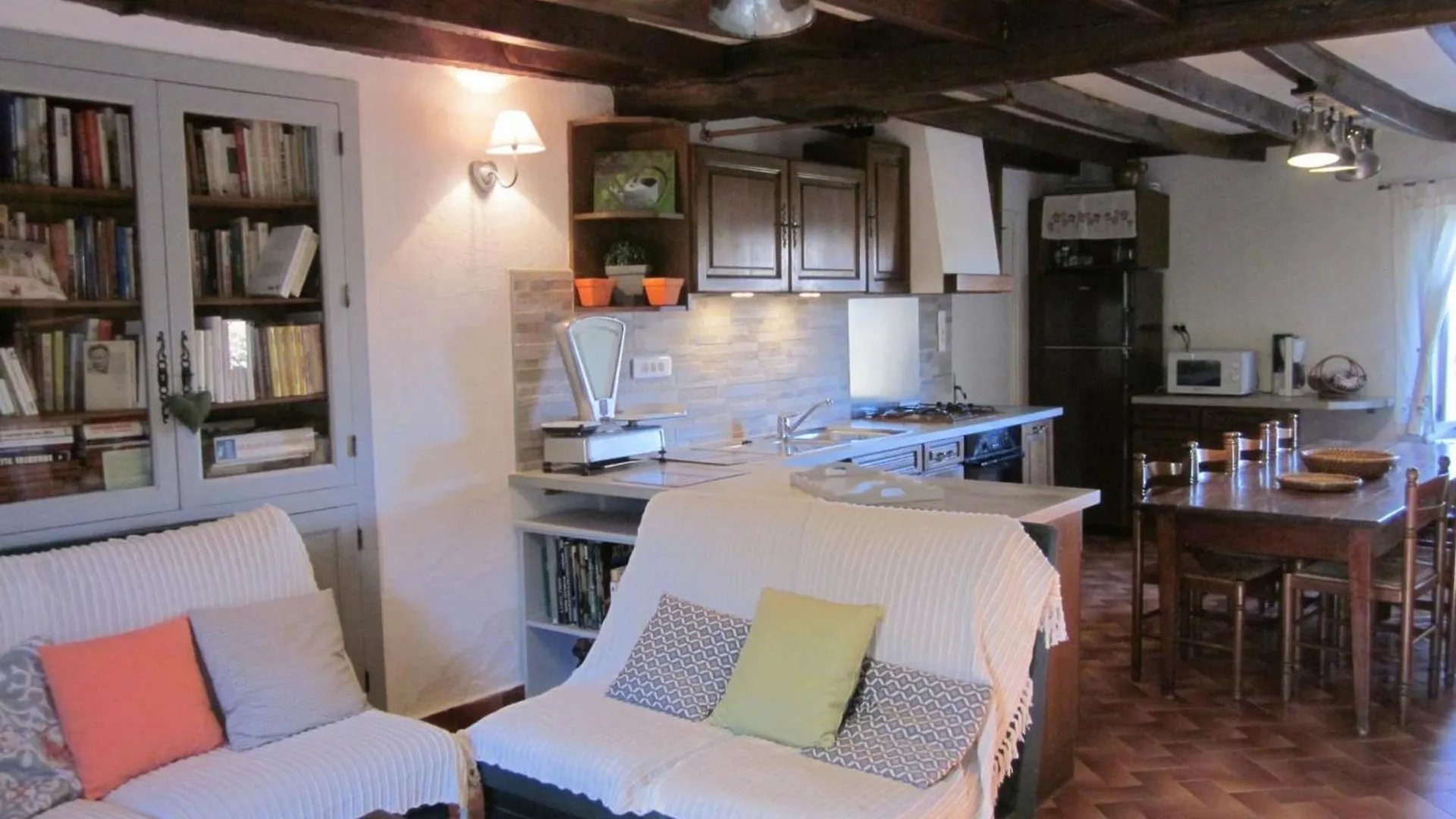 Maison Familiale Avec Jardin Clos, Cheminee, Animaux Acceptes Et Internet A Ferrieres-Sur-Sichon - Fr-1-489-552 0*,  法国